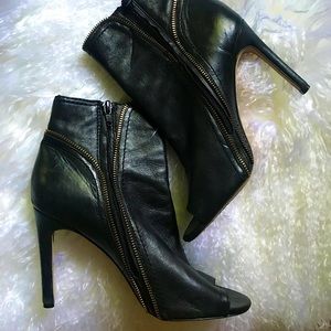 Vince CAMUTO Leather Zipper Peeptoe Booties sz 8M